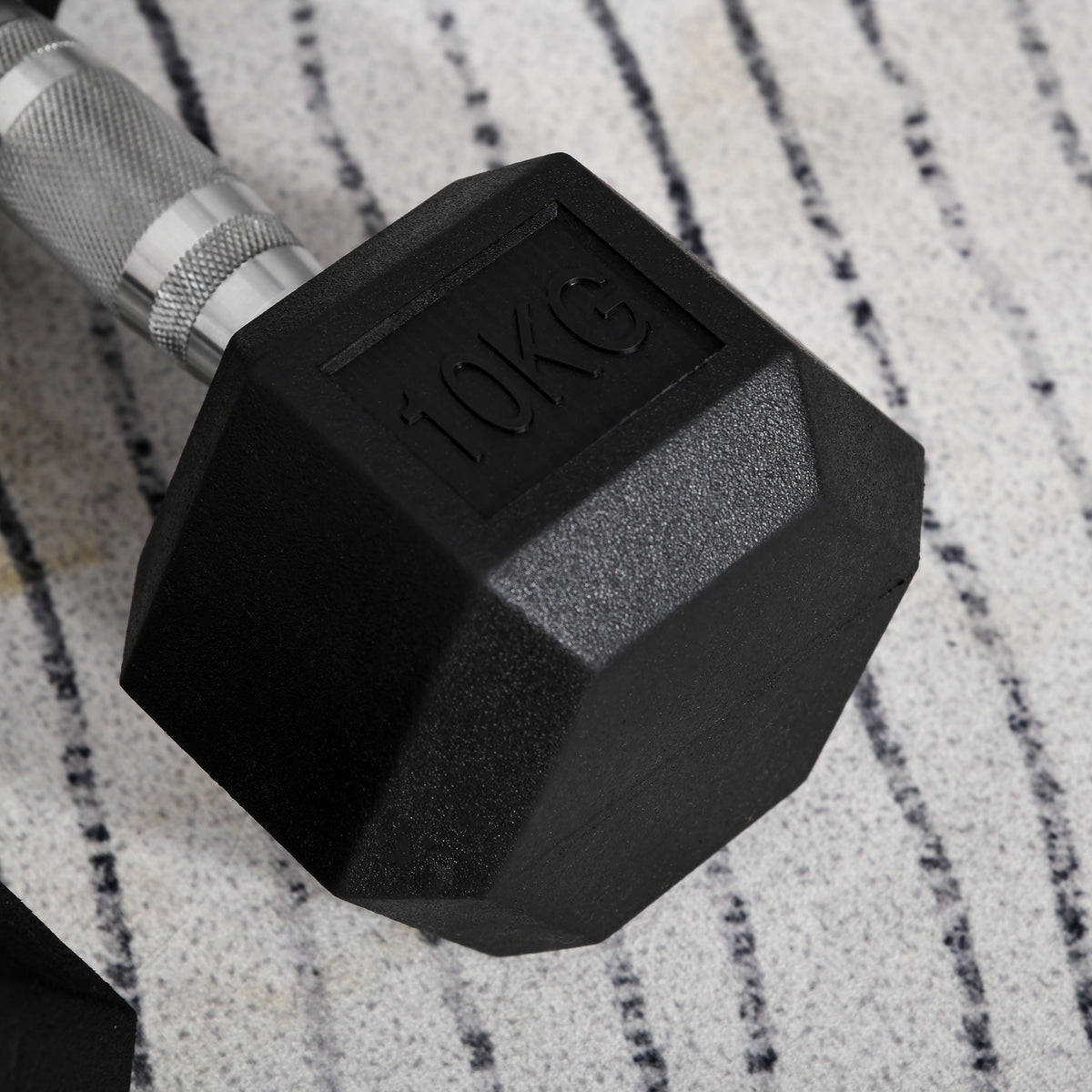 HOMCOM Hantelset, 2er Set Hanteln mit gerändeltem Griff, Kurzhantelset aus Gusseisen, 2 x 10 kg, Kurzhanteln für Männer und Frauen, Dumbbell Set für Zuhause, Fitnessstudio, Krafttraining