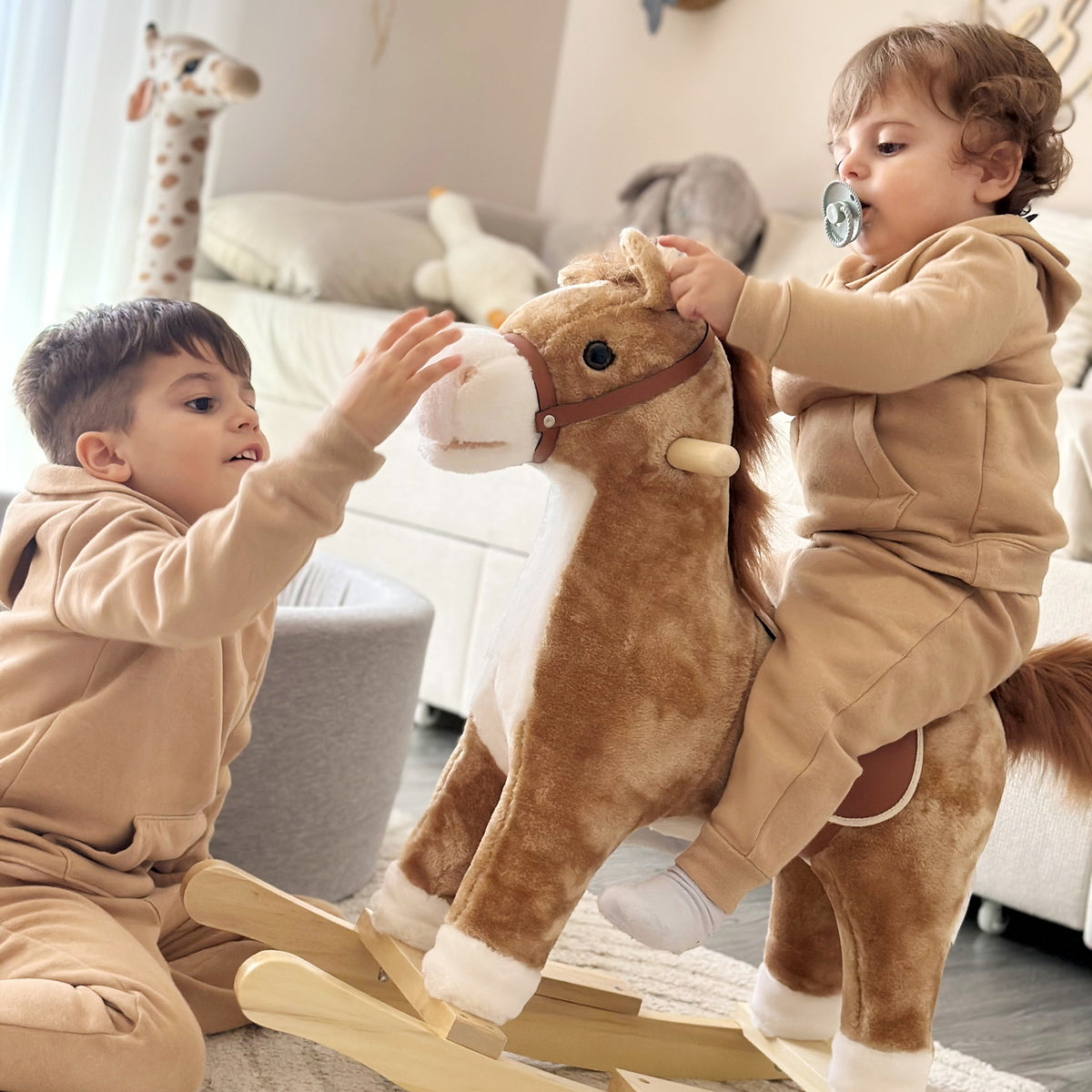 HOMCOM Kinder Schaukelpferd Baby Schaukeltier Pferd mit Tiergeräusche Spielzeug Haltegriffe für 36-72 Monate Plüsch Braun 65 x 32,5 x 61 cm