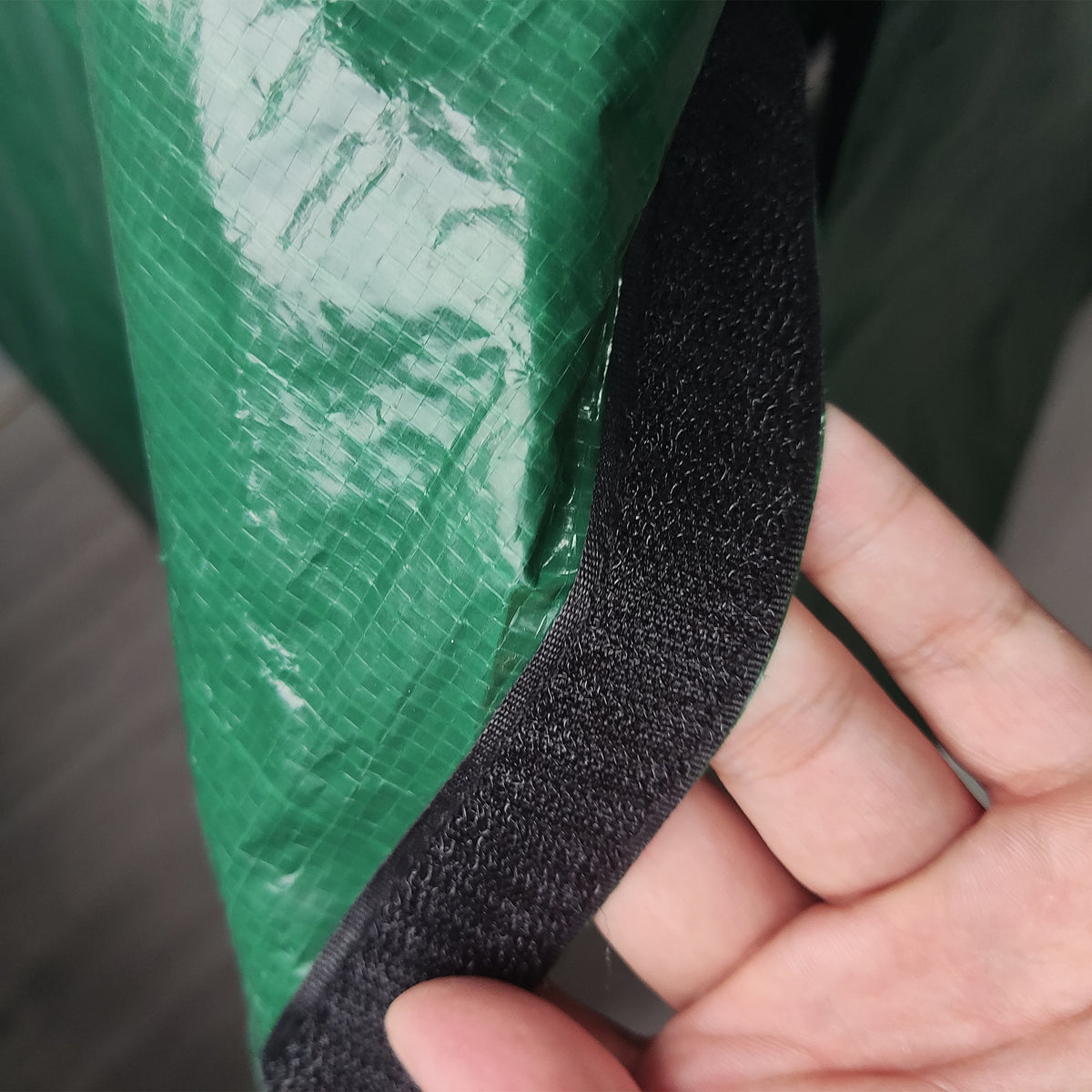 Outsunny Feuerholzgestell, 0,6 m³, mit Abdeckung, pulverbeschichteter Metall, bis 200 kg, Schwarz/Dunkelgrün