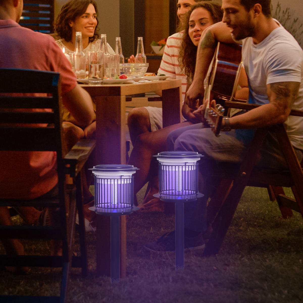 Outsunny Set 2 Mückenlampen für den Außenbereich 2 in 1 mit LED und UV, Solar- und USB-Ladung, Schwarz