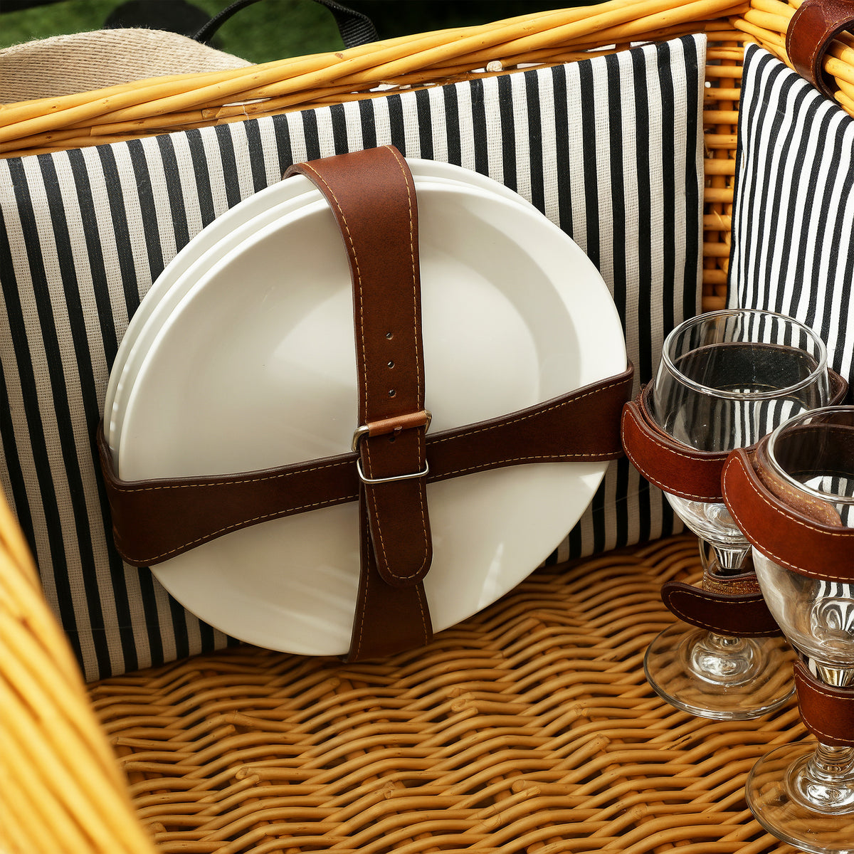 Outsunny Picknickkorb aus Weidenholz Picknickkoffer für 4 Personen mit Picknickdecke Besteck Set, Flascheöffner Hellbraun