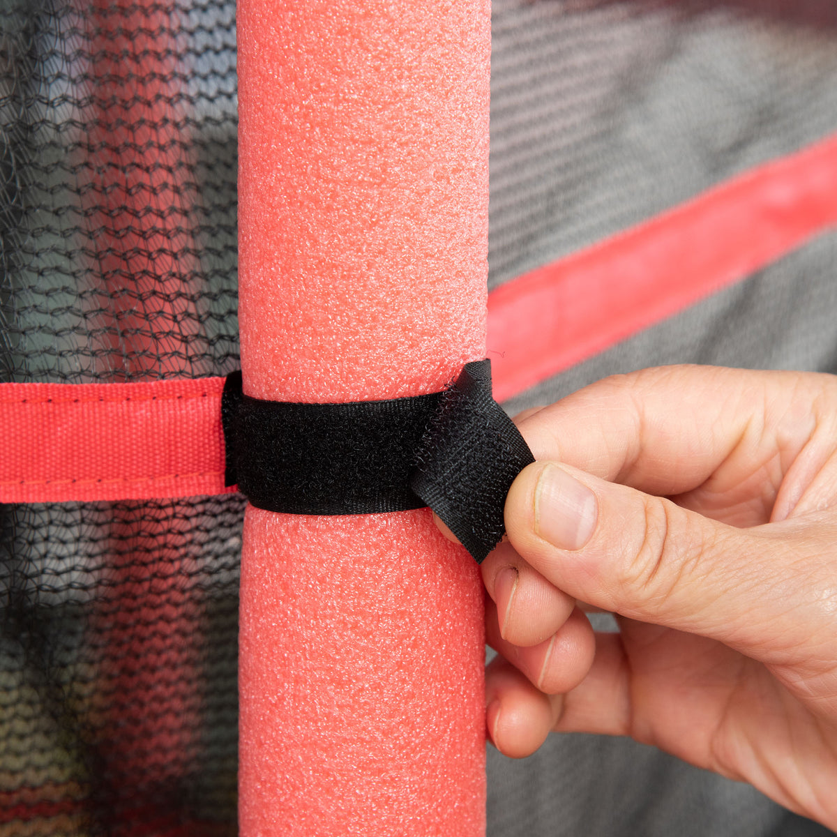 HOMCOM Kindertrampolin mit Sicherheitsnetz, Randpolsterung, wetterfest, Metallrahmen, bis 50 kg, Ø163cm x 163 cm, Rot